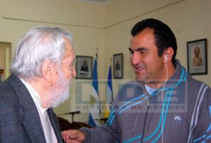 Bayer en Esquel con el periodista Andrés Campos