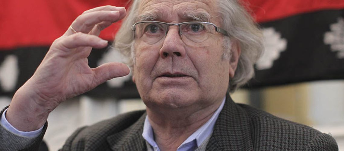 BAS03. BUENOS AIRES (ARGENTINA), 17/07/2013.- El premio Nobel de la Paz argentino, Adolfo Pérez Esquivel, habla hoy, miércoles 17 de julio de 2013, durante una rueda de prensa en Buenos Aires junto a miembros de la comunidad indígena argentina, en la que se criticó el acuerdo suscrito entre el Estado argentino y la petrolera estadounidense Chevron. Comunidades indígenas y organizaciones civiles, encabezados por Pérez Esquivel, rechazaron el acuerdo alcanzado entre las petroleras YPF y Chevron y adelantaron que analizarán un recurso de amparo contra la explotación del yacimiento de Vaca Muerta. Pérez Esquivel denunció que Chevron planea usar para extraer el petróleo con una técnica prohibida en muchos países, que es "muy peligrosa" y supondrá daños irreparables para la tierra. EFE/ David Fernández