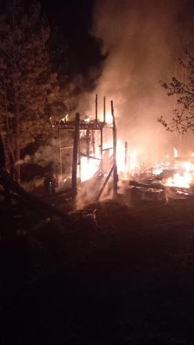 Incendio Trevelin. ruta 71 galpón leña
